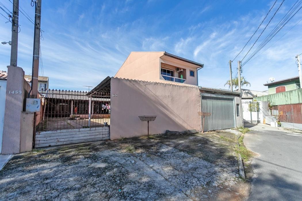 Terreno com Duas Construções – Excelente Oportunidade no Fazendinha - JB3 Imóveis