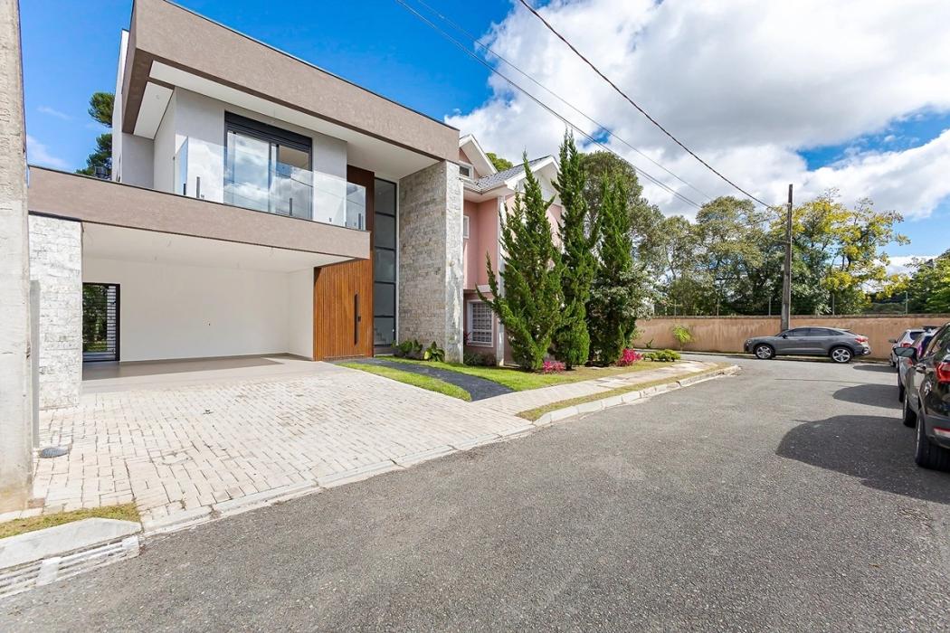  - Alto Padrão com 3 suítes à venda, 234 m² na Rua Theodoro Makiolka