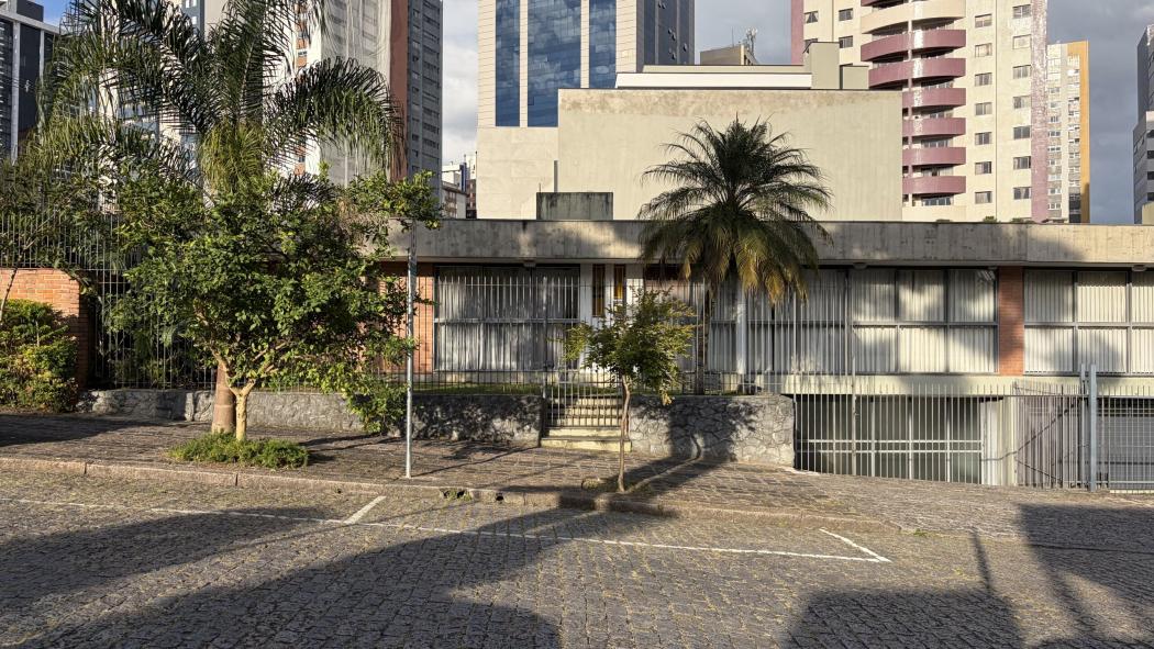  - Casa Comercial/Residencial de Esquina no Alto da Glória  