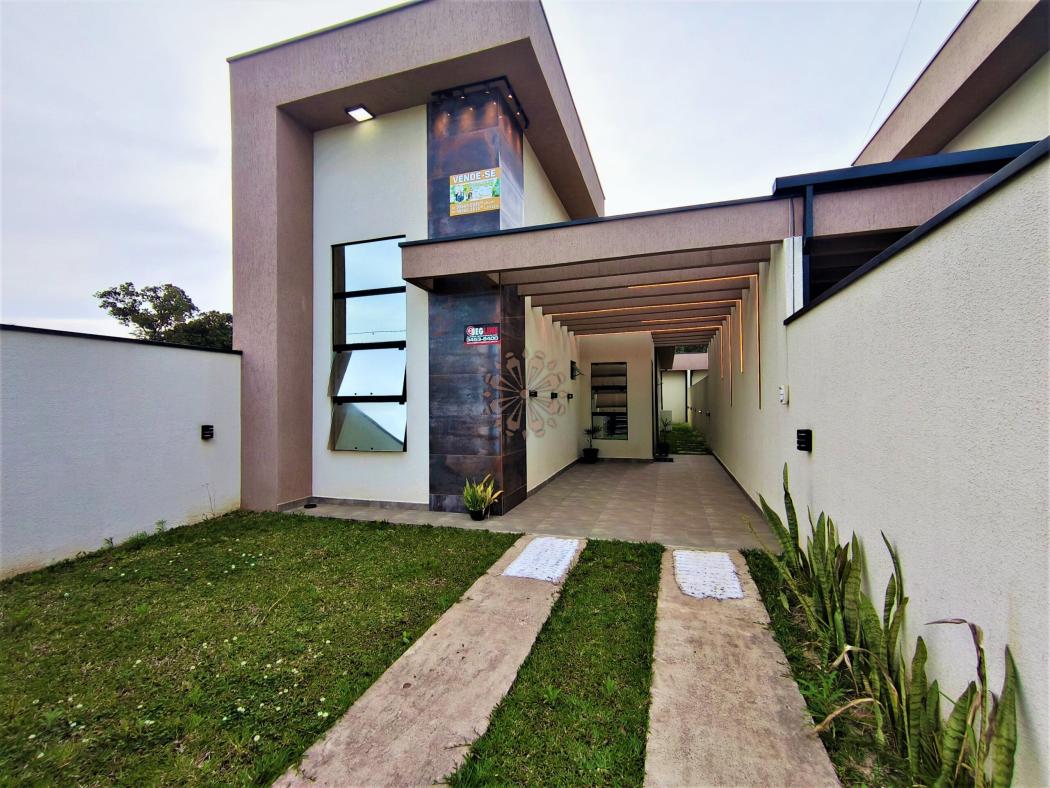 Casa moderna com pé-direito duplo – apenas 400m da praia! - voa corretor