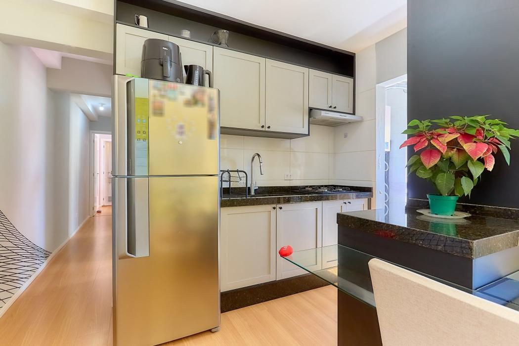  - Apartamento mobiliado com 3 quartos, sacada com churrasqueira e vaga no Cajuru