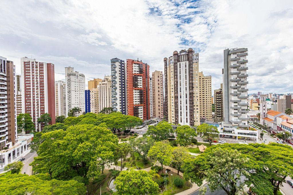 Apartamento em Curitiba - PR, no bairro Agua Verde - Referência AP0040-MACF