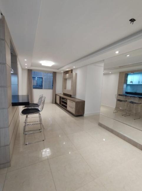  - Apartamento térreo DESOCUPADO com 2 vagas de garagem no Cabral