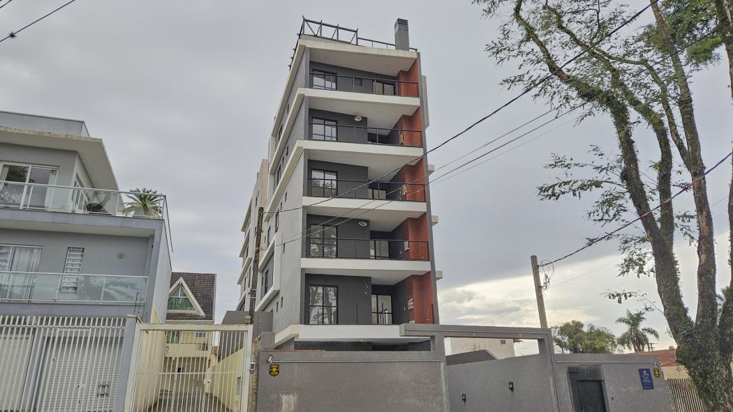 Apartamento de 65 m² com 2 dormitórios sendo 1 suíte com 1 vaga de garagem coberta no Bacacheri