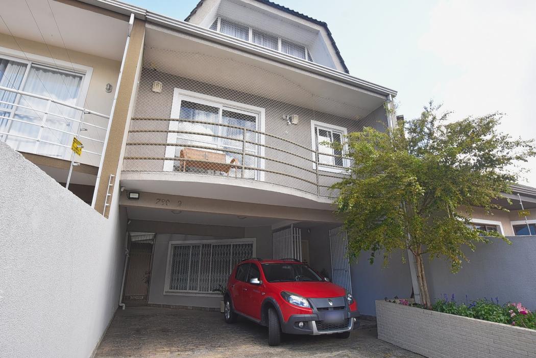 Sobrado em CURITIBA - PR, no bairro Uberaba - Referência AT501825-VIVA