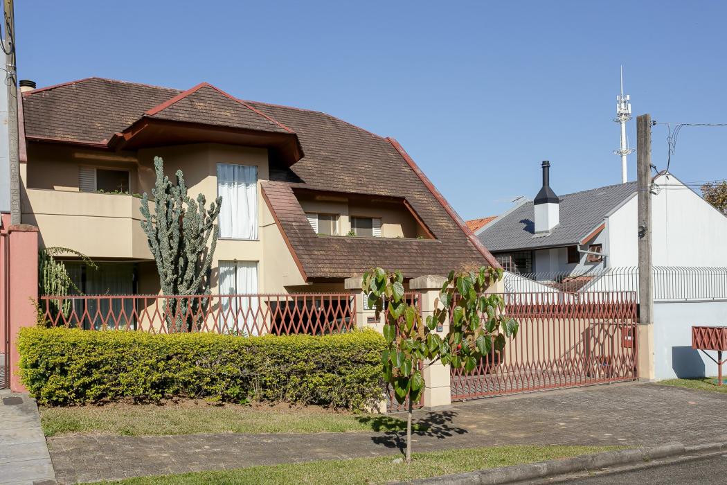 Casa em CURITIBA - PR, no bairro Campina do Siqueira - Referência CA0002-ABNJ