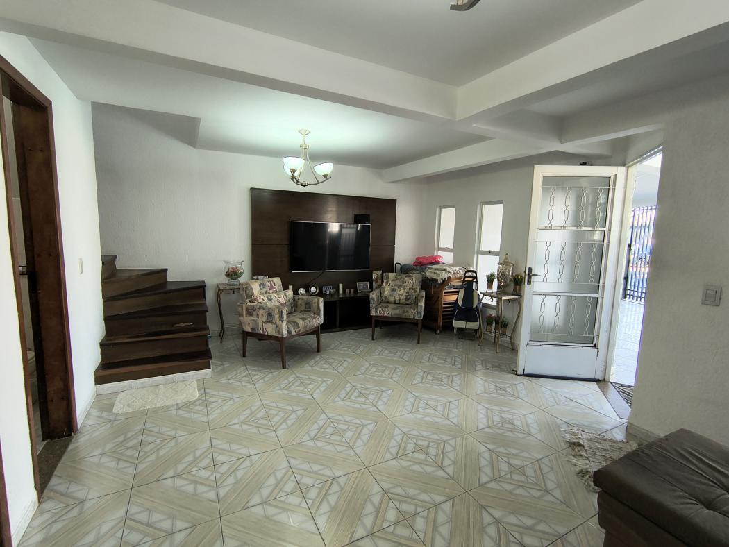 Casa à venda em Xaxim, Curitiba — Fava Imóveis
