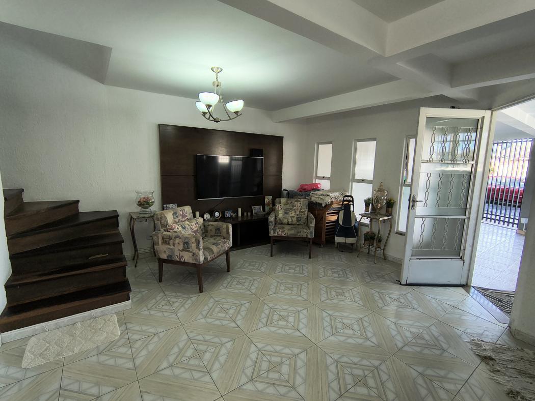 Casa à venda em Xaxim, Curitiba — Fava Imóveis