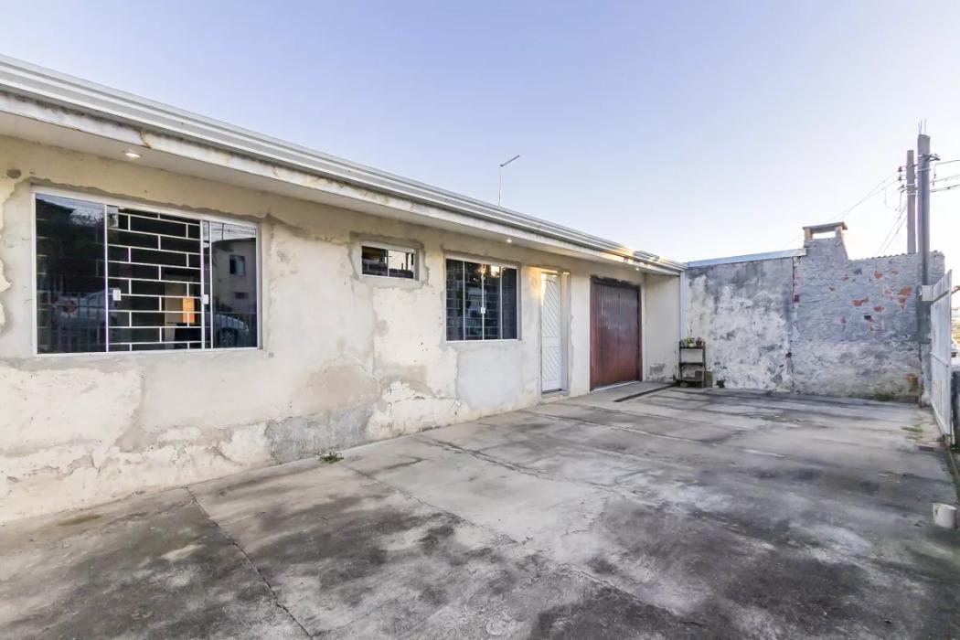  - Casa não averbada AT 330m², AU 170m², Xaxim, Curitiba/PR