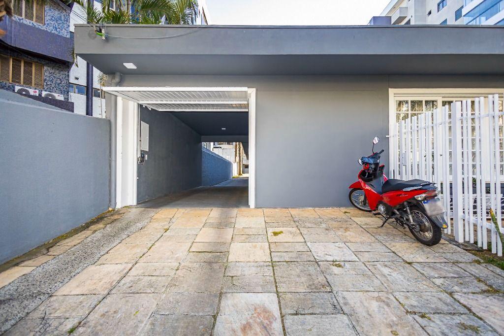 Casa à venda em Bacacheri, Curitiba — Fava Imóveis
