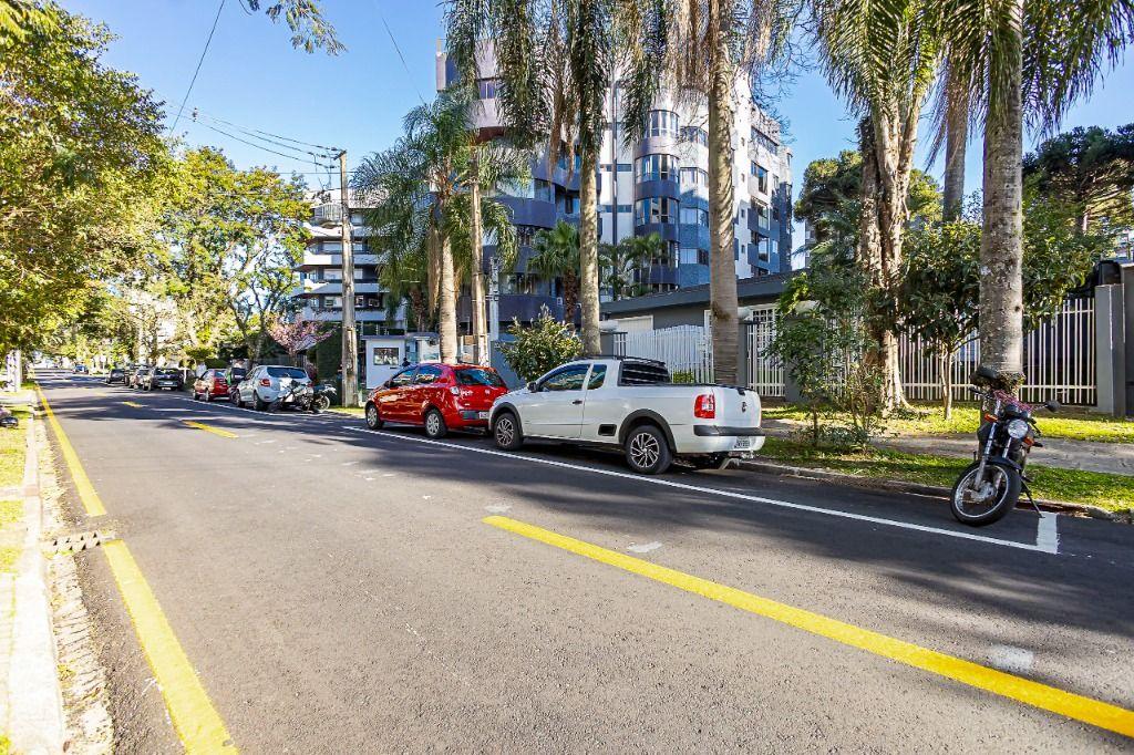 Casa à venda em Bacacheri, Curitiba — Fava Imóveis