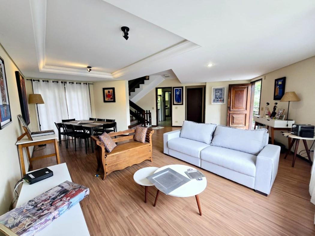 Casa em Curitiba - PR, no bairro Mercês - Referência CA0018-MELE