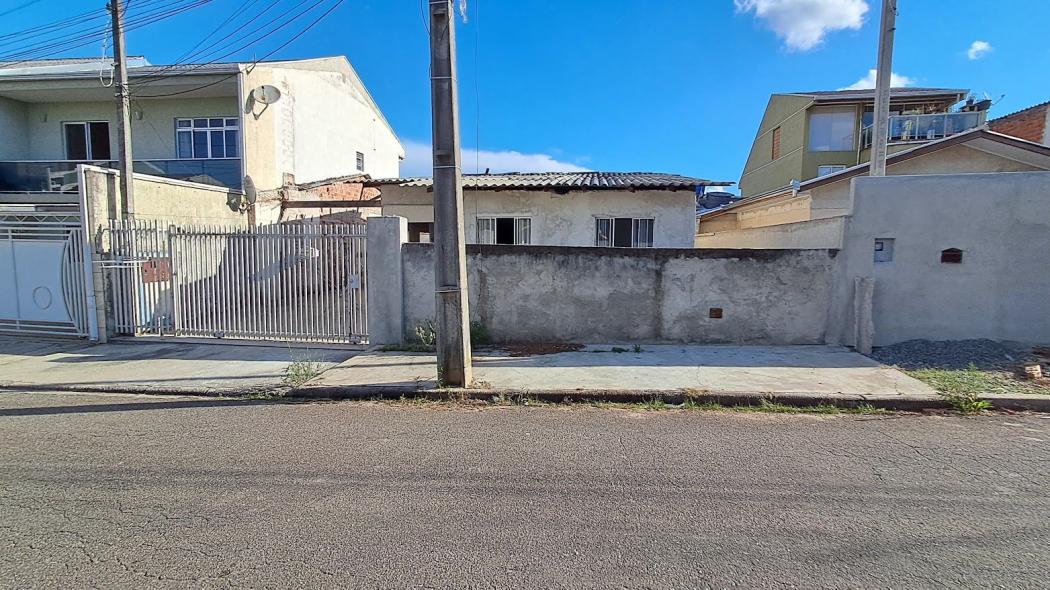 Casa em Curitiba - PR, no bairro Orleans - Referência CA0064-DOO4