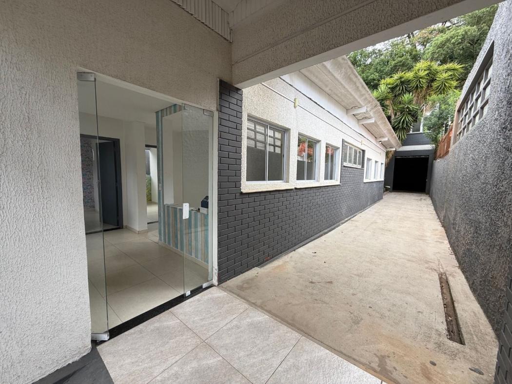  - Casa para alugar com 15 salas e 5 banheiros e 10 vagas cobertas para carros, 450 m² por R$ 16.335/mês - Centro Cívico - Curitiba/PR
