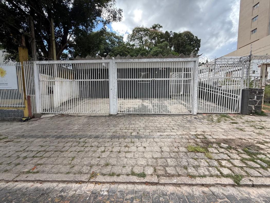 Casa em Curitiba - PR, no bairro Centro Cívico - Referência CA0136-CBJV
