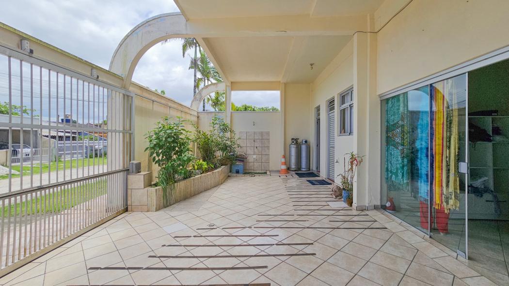  - Casa Comercial e Residencial de esquina próxima a rodovia Darci Gomes de Moraes em Pontal do Paraná.