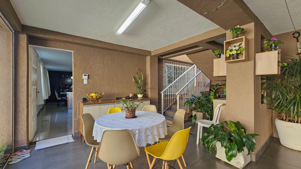  - Casa de 240 m² construído com 3 dormitórios sendo 2 suítes e 4 vagas de garagem no Seminário totalmente averbada