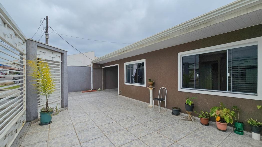  - Casa térrea com 202 m² com 4 dormitórios sendo 1 suíte 4 vagas de garagens e edícula no Santo Antônio