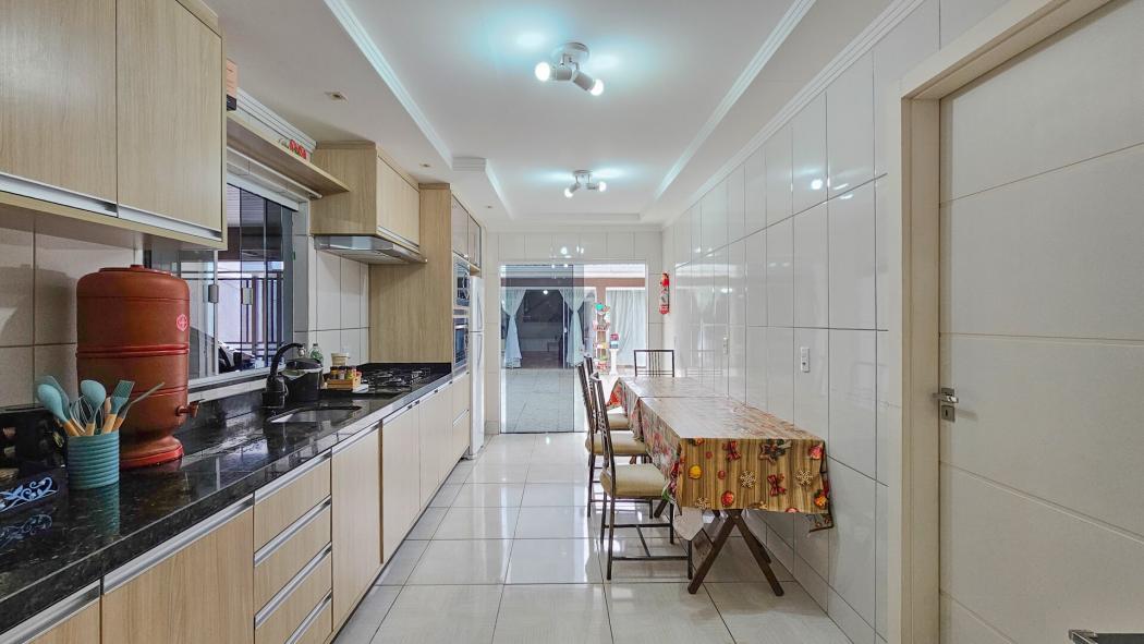 - Casa térrea com 202 m² com 4 dormitórios sendo 1 suíte 4 vagas de garagens e edícula no Santo Antônio