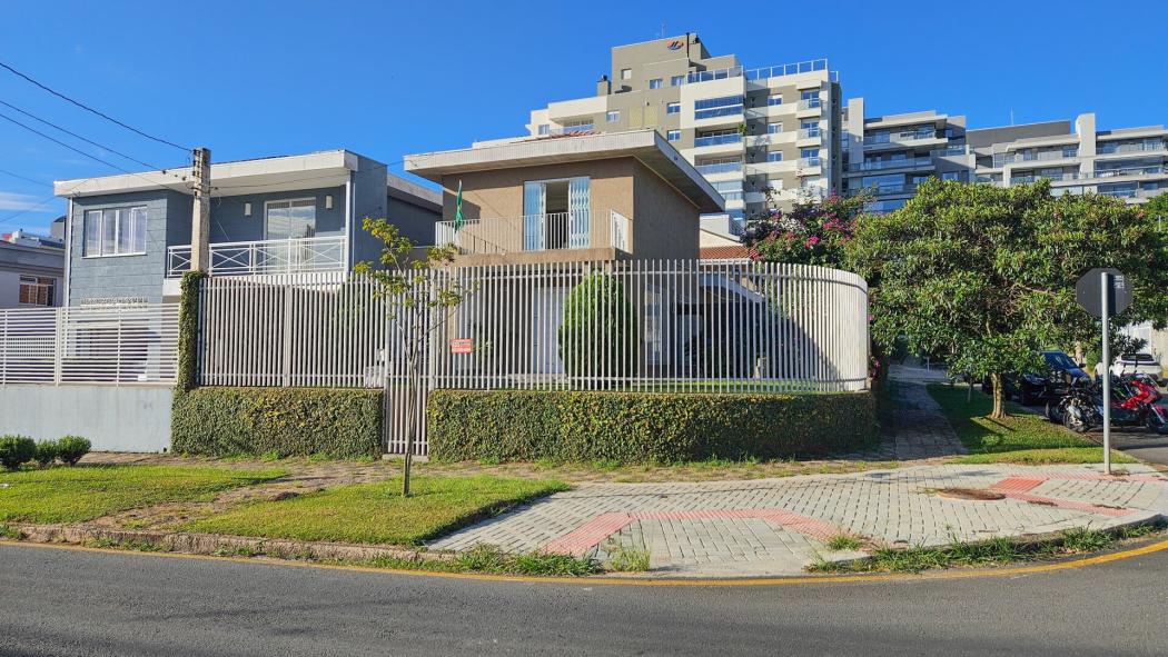 Casa de 240 m² construído com 3 dormitórios sendo 2 suítes e 4 vagas de garagem no Vila Izabel totalmente averbada