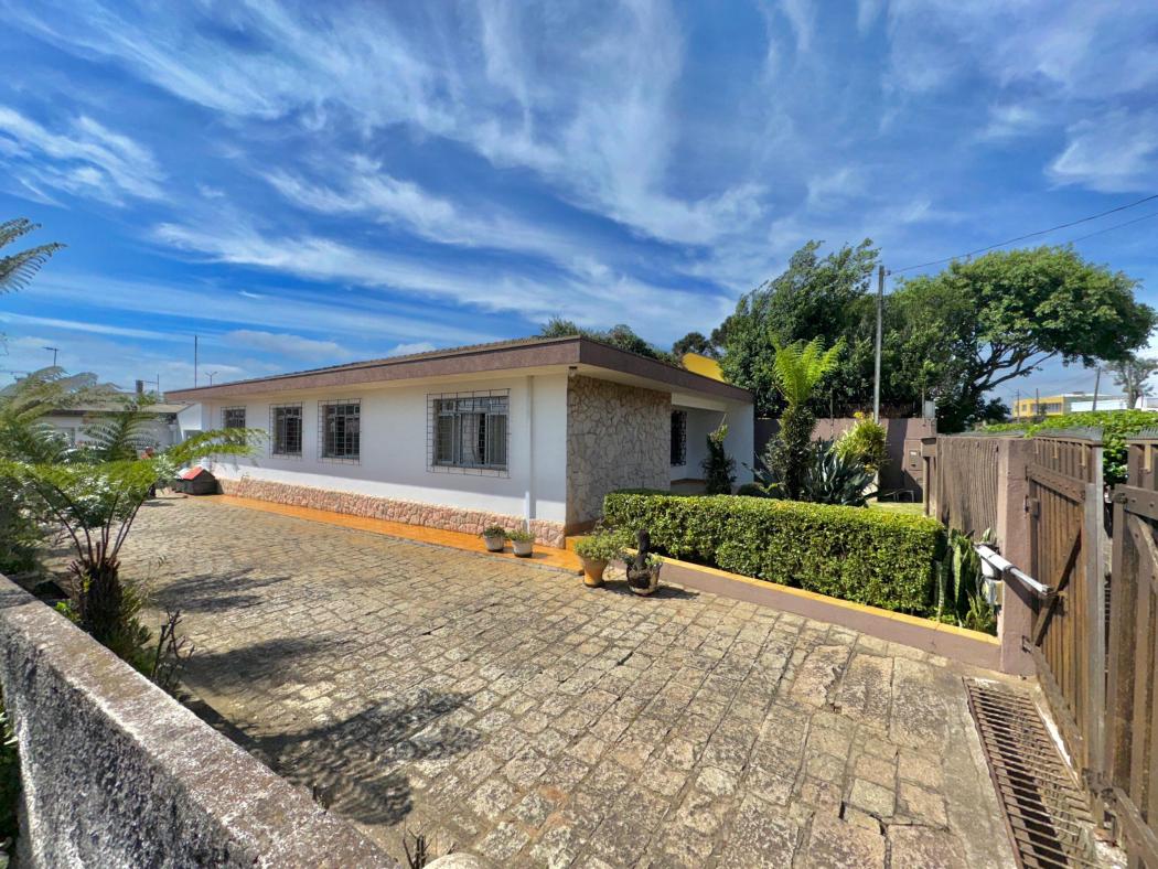 Casa em CURITIBA - PR, no bairro Pinheirinho - Referência CA0457-PIMO