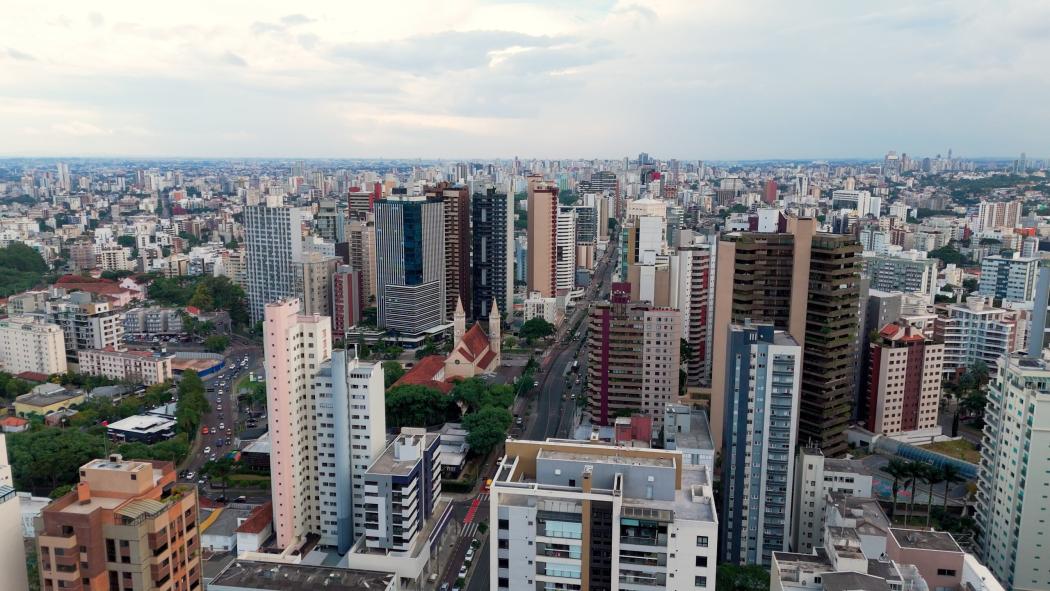  - Sala comercial à venda no Cabral em Curitiba com 85,98 m² privativos, 2 vagas de garagem e excelente iluminação natural