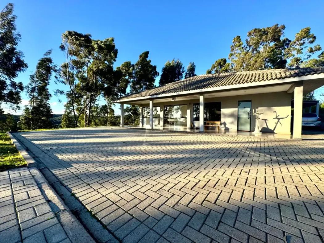 Chácara mobiliada com 3 dormitórios, varanda gourmet e vista panorâmica em Araucária-PR - JB3 Imóveis