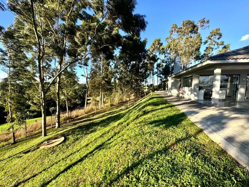  - Chácara mobiliada com 3 dormitórios, varanda gourmet e vista panorâmica em Araucária-PR