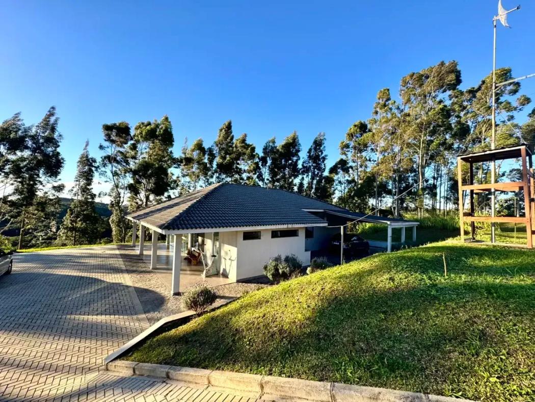  - Chácara mobiliada com 3 dormitórios, varanda gourmet e vista panorâmica em Araucária-PR