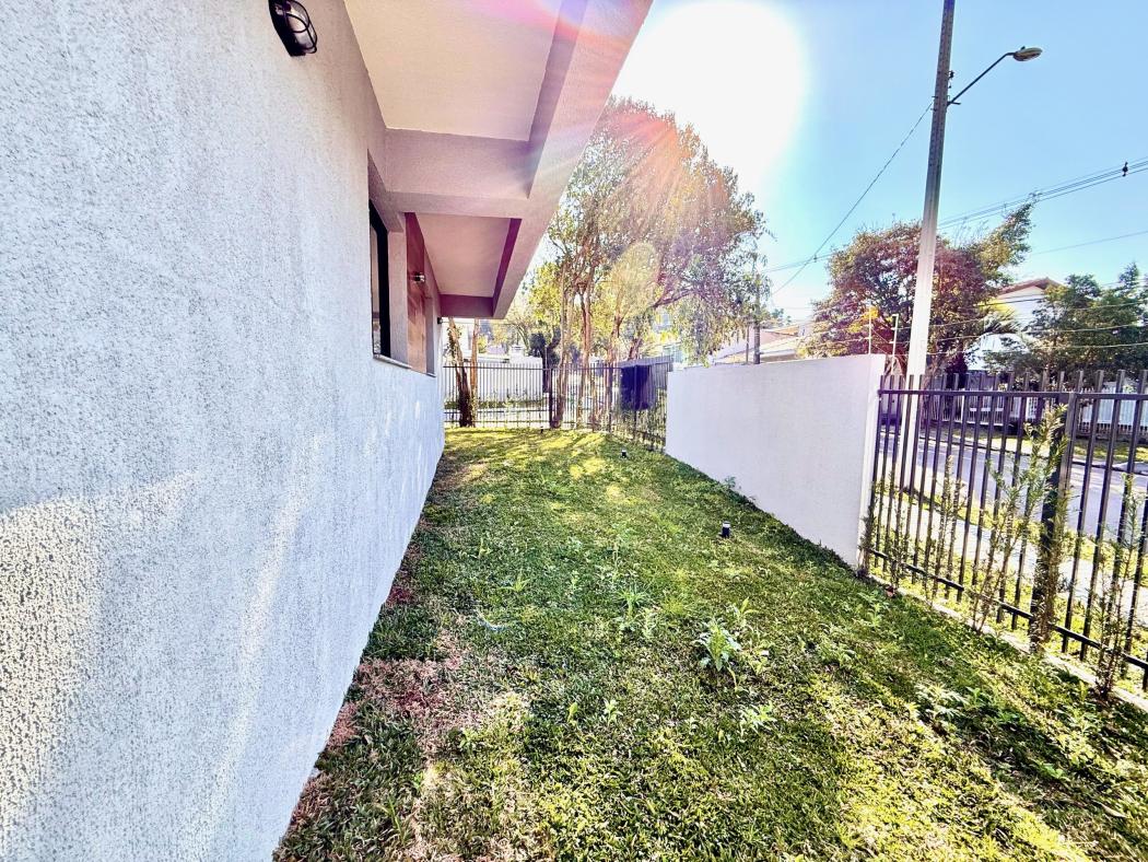  - Triplex à Venda no Guabirotuba com 196m², Terraço, Quintal e Suíte com Hidromassagem