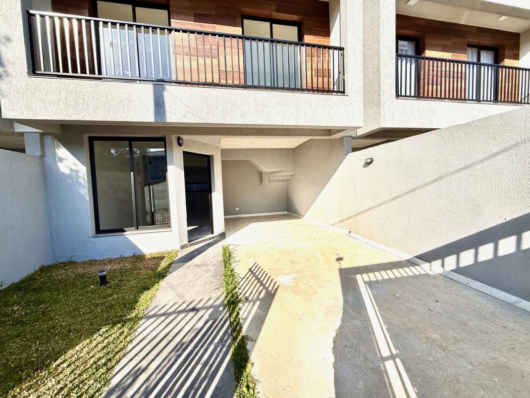 Sobrado em CURITIBA - PR, no bairro Guabirotuba - Referência SO0004RQ-RAQ