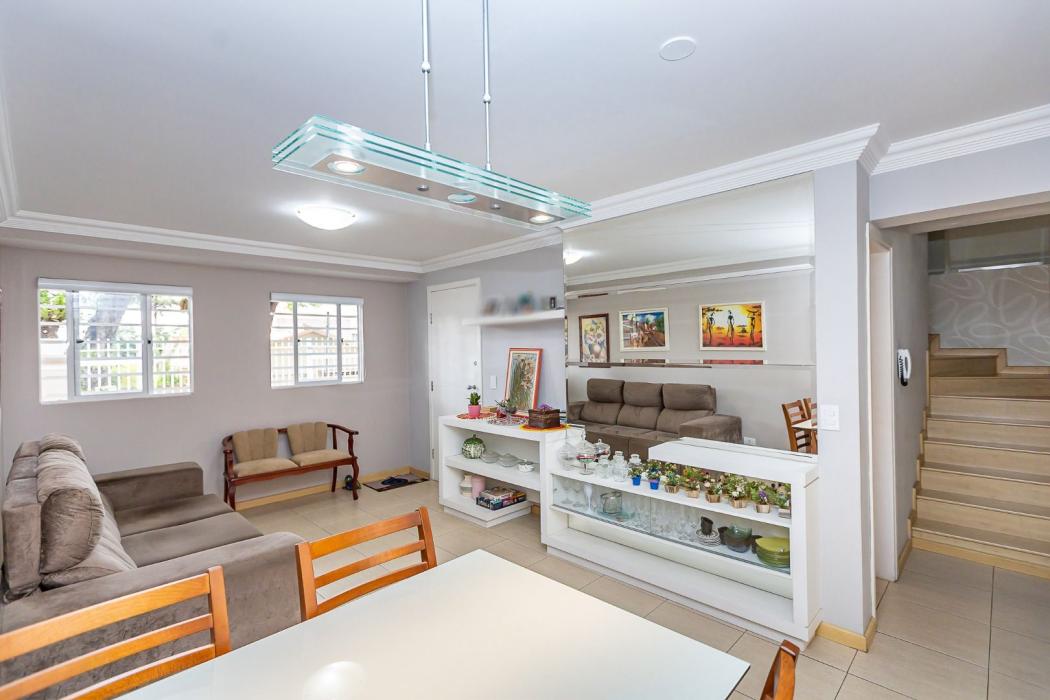 Sobrado em Curitiba - PR, no bairro Bacacheri - Referência SO0008-LACJ