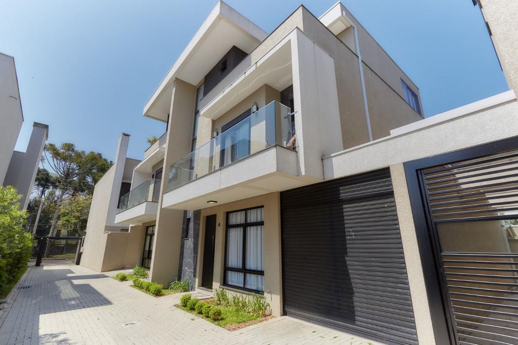 Sobrado em Curitiba - PR, no bairro Água Verde - Referência SO0008-WDI