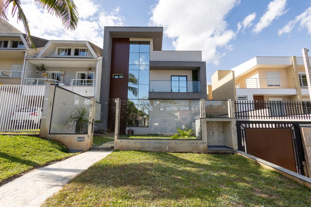 Sobrado em Curitiba - PR, no bairro Santo Inácio - Referência SO0009-MELE