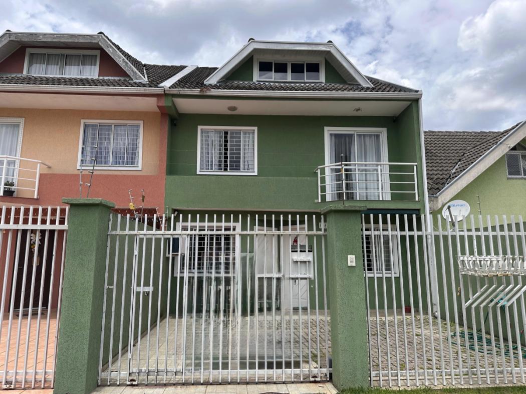 Sobrado triplex 3 quartos sendo 1 suíte, 2 vagas de garagem no Santa Felicidade - Curitiba - PR