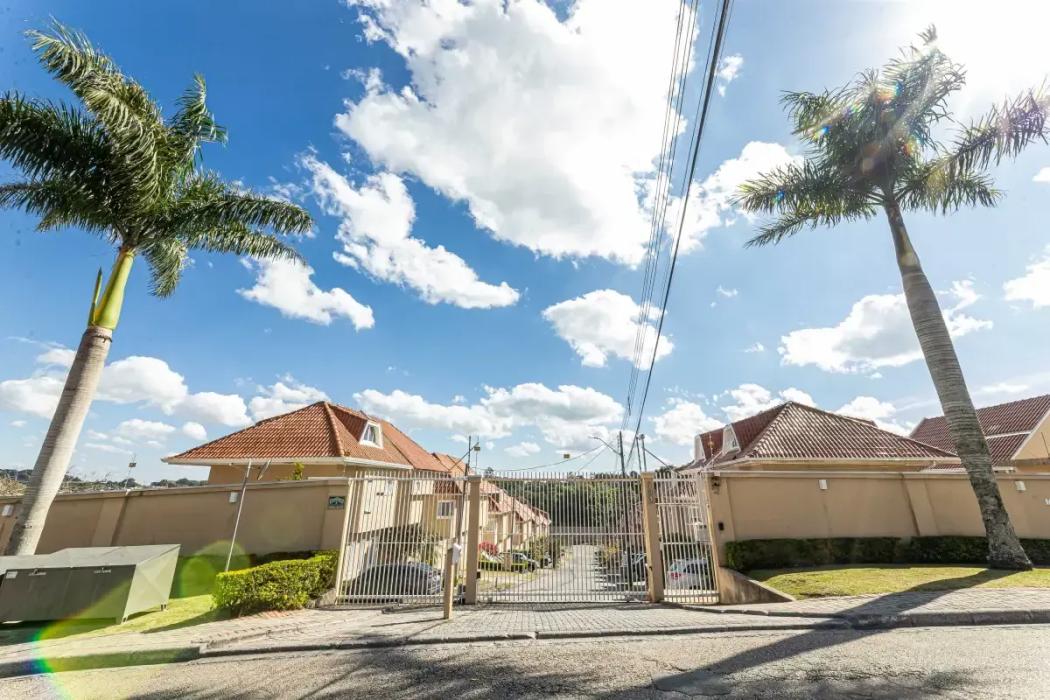 Sobrado triplex Cond Mônaco 3 quartos, 1 suíte, 2 vagas de garagem no Barreirinha, Curitiba/PR - Voa Corretor - Site para corretores de imóveis