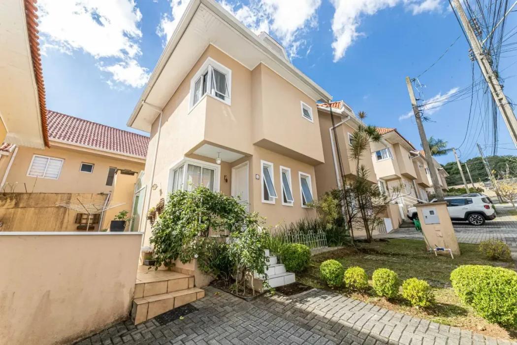  - Sobrado triplex Cond Mônaco 3 quartos, 1 suíte, 2 vagas de garagem no Barreirinha, Curitiba/PR