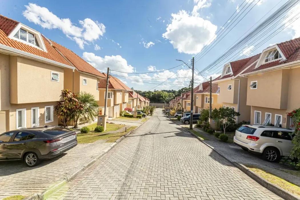  - Sobrado triplex Cond Mônaco 3 quartos, 1 suíte, 2 vagas de garagem no Barreirinha, Curitiba/PR