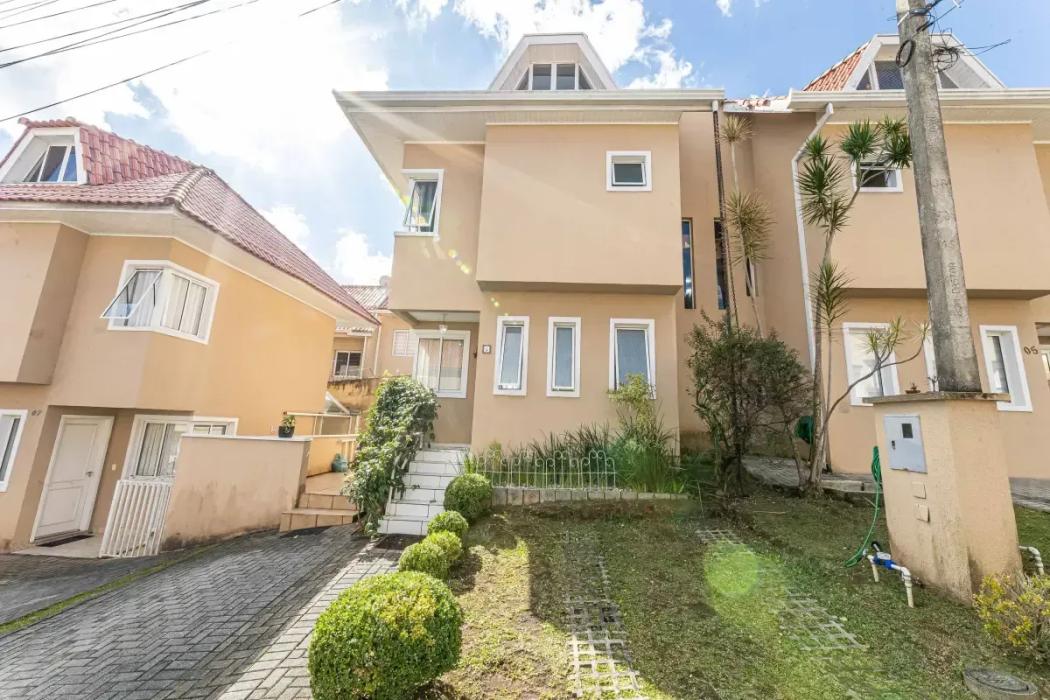  - Sobrado triplex Cond Mônaco 3 quartos, 1 suíte, 2 vagas de garagem no Barreirinha, Curitiba/PR