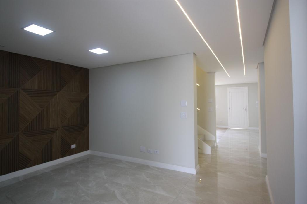 Sobrado em Curitiba - PR, no bairro Santo Inácio - Referência SO0014-TREV