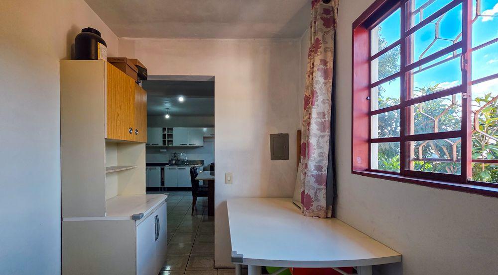 Sobrado à Venda em Santa Cândida - Boa Oportunidade de Investimento!