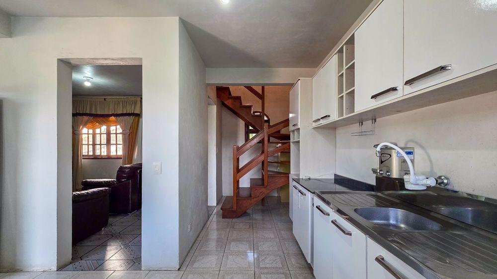 Sobrado à Venda em Santa Cândida - Boa Oportunidade de Investimento!