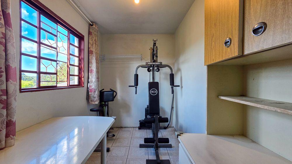 Sobrado à Venda em Santa Cândida - Boa Oportunidade de Investimento!