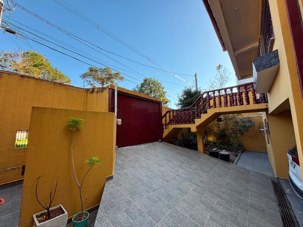Sobrado à venda com 3 quartos, 240m² - Cajuru,Curitiba 