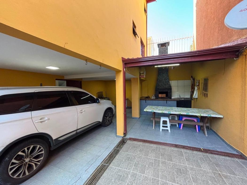 Sobrado à venda com 3 quartos, 240m² - Cajuru,Curitiba 