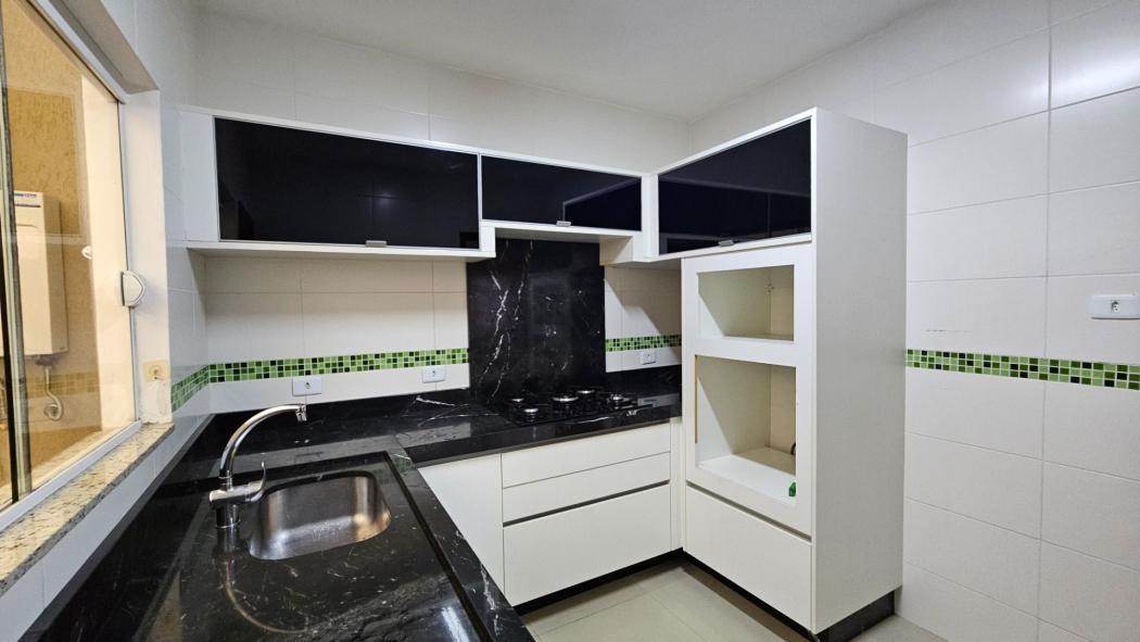  - Sobrado com 3 dormitórios à venda, 164 m² por R$ 785.000 - Uberaba - Curitiba/PR
