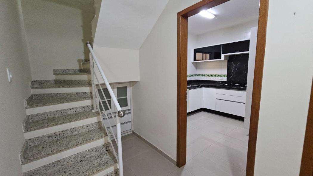  - Sobrado com 3 dormitórios à venda, 164 m² por R$ 785.000 - Uberaba - Curitiba/PR