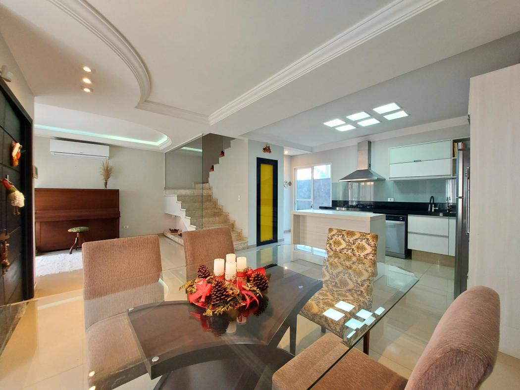 Sobrado com 5 Dormitórios (1 Suíte) à Venda, 214,71 m² - Boqueirão - Curitiba/PR