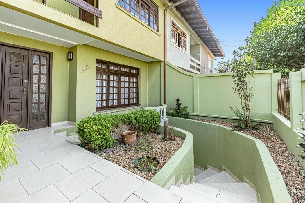 Sobrado em Curitiba - PR, no bairro Pilarzinho - Referência SO0036-LACJ