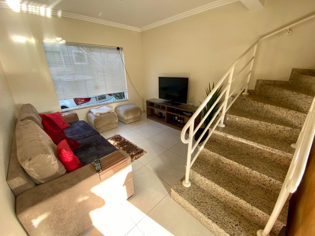 Sobrado em Curitiba - PR, no bairro Guabirotuba - Referência SO0038-CBJV